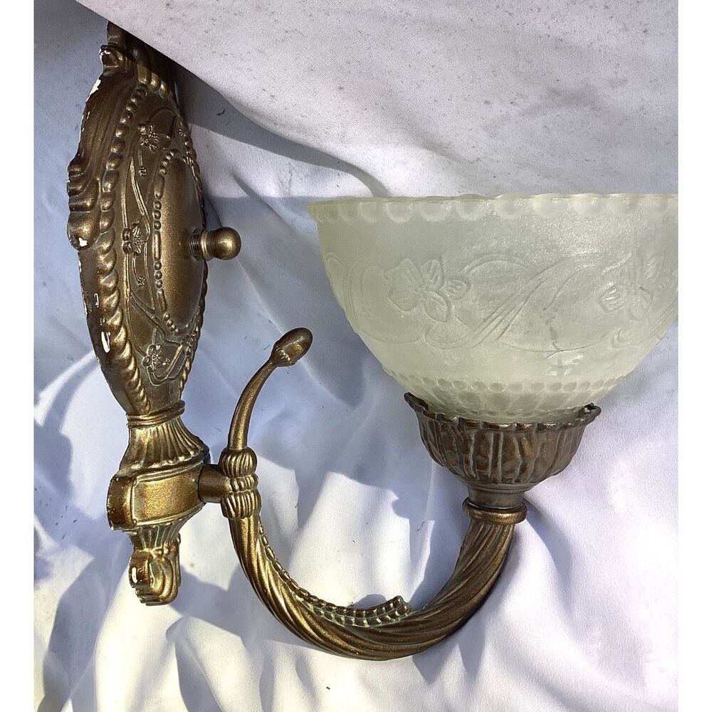 1609		Quorum Vintage  Wall Light Sconce w/ Frosted  Glass Globe